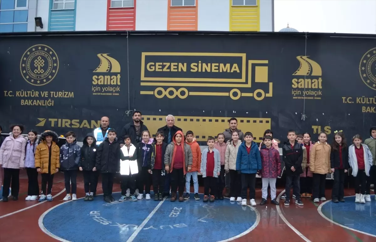Gezen Sinema Tırı Darıca’da Çocuklara Sinema Keyfi Yaşatıyor