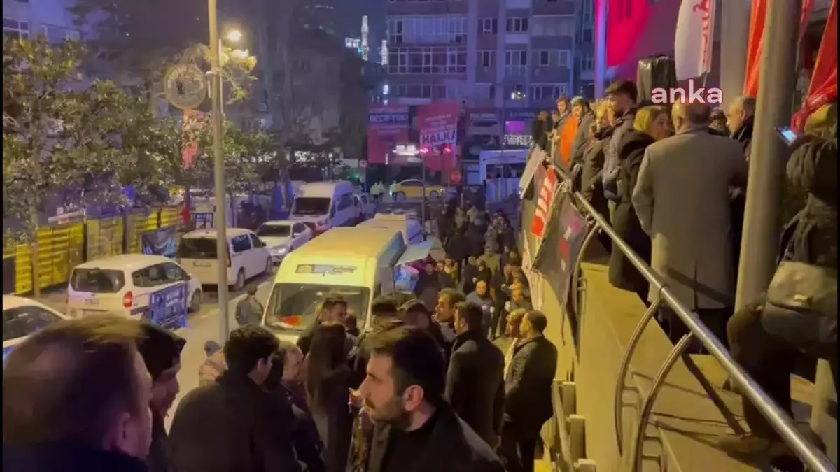 CHP’liler Beşiktaş Belediyesi Önünde Rıza Akpolat’a Destek Gösterisi Yapıyor