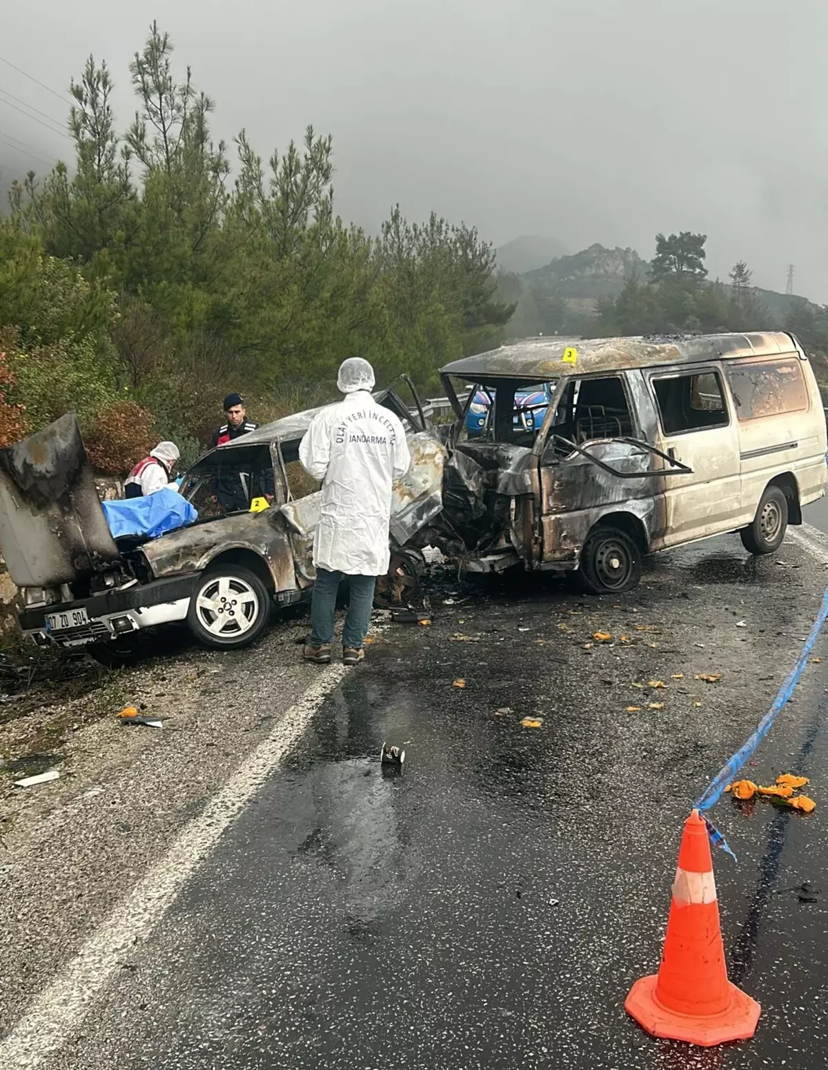 İzmir’de Minibüs ile Çarpışan Otomobil Alev Aldı: 1 Ölü, 3 Yaralı