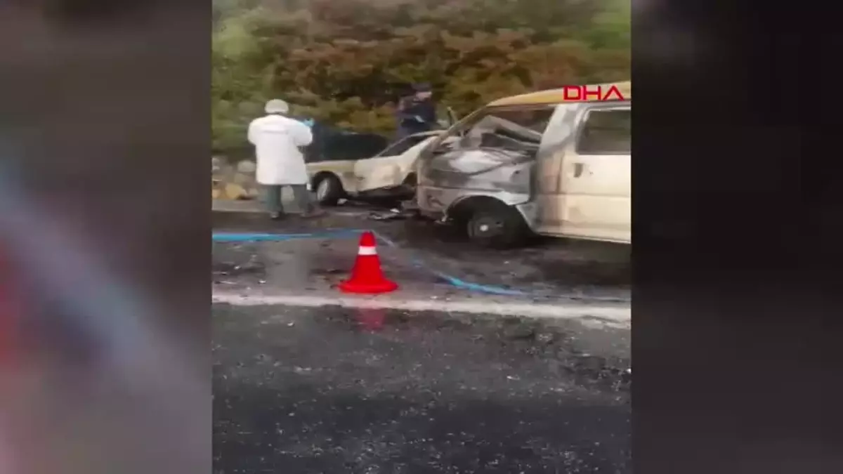 İzmir’de Minibüs ile Çarpışan Otomobilde Yangın: 1 Ölü, 3 Yaralı
