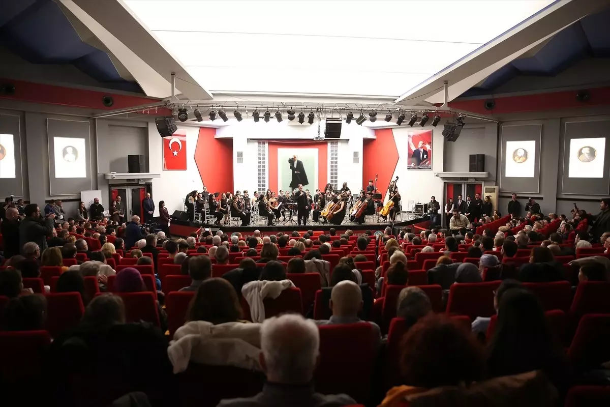 Özgür Özel Manisa’da Senfoni Konserini İzledi