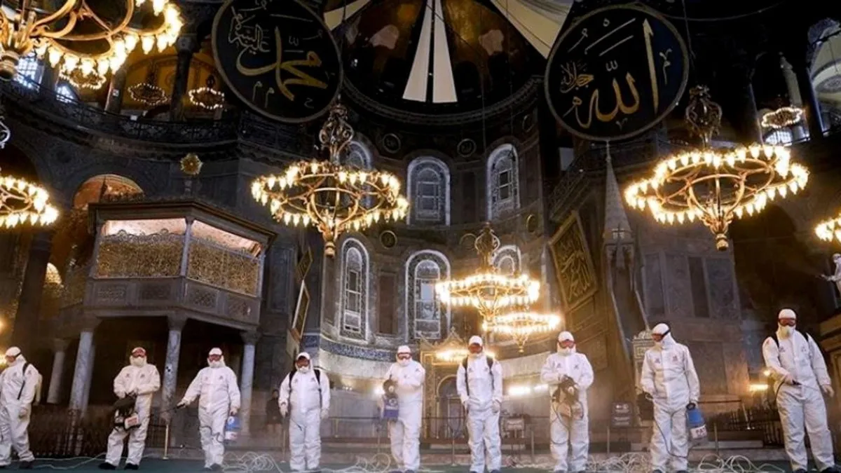 Ayasofya-i Kebir Cami-i Şerifi’ne asılan mahyanın bakımı yapıldı