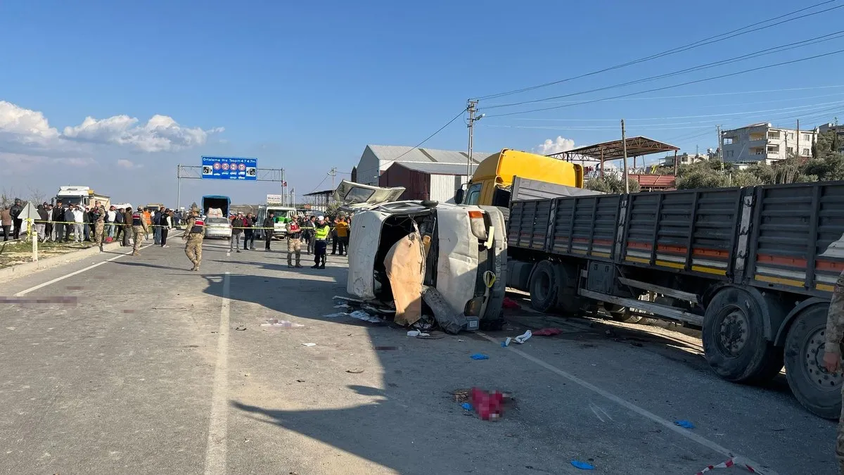 Hatay’da yolcu servisi TIR’a çarptı: 6 ölü 8 yaralı!